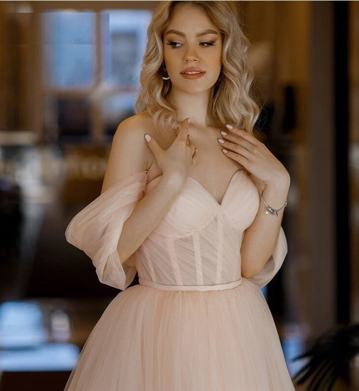 Regina | Vestido de fiesta de tul rosa con corte A y longitud hasta la rodilla 