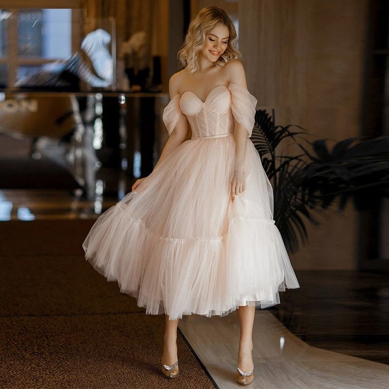 Regina | Vestido de fiesta de tul rosa con corte A y longitud hasta la rodilla 