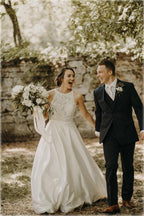 Vestido de novia de corte A con escote halter, ilusión y encaje, con cola larga WD540