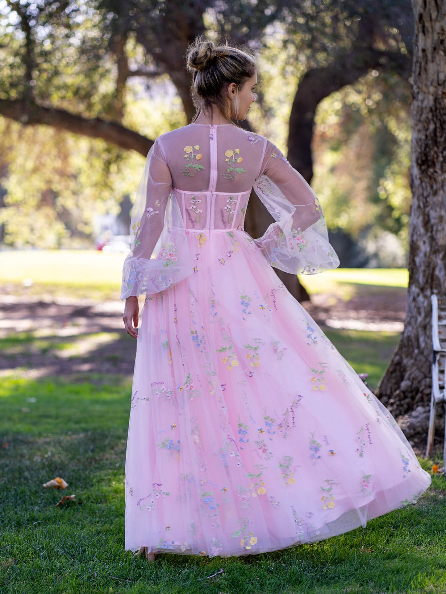 Bodenlanges Ballkleid aus Tüll in Rosa mit Illusionsausschnitt