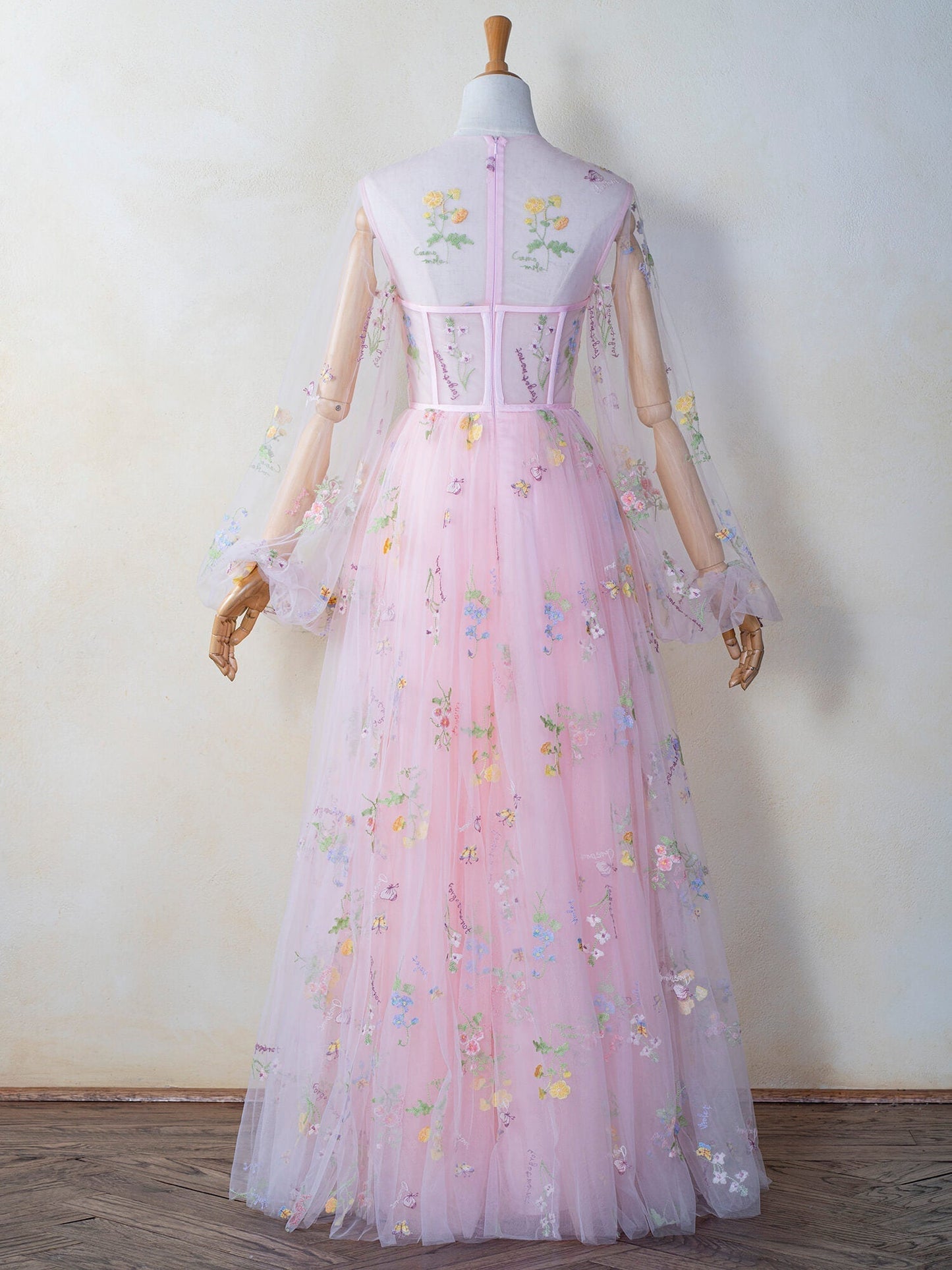 Bodenlanges Ballkleid aus Tüll in Rosa mit Illusionsausschnitt