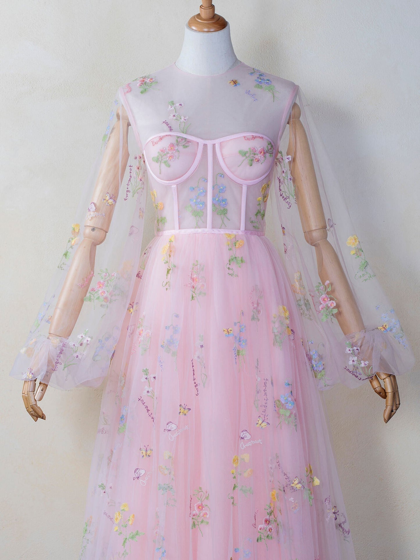 Bodenlanges Ballkleid aus Tüll in Rosa mit Illusionsausschnitt