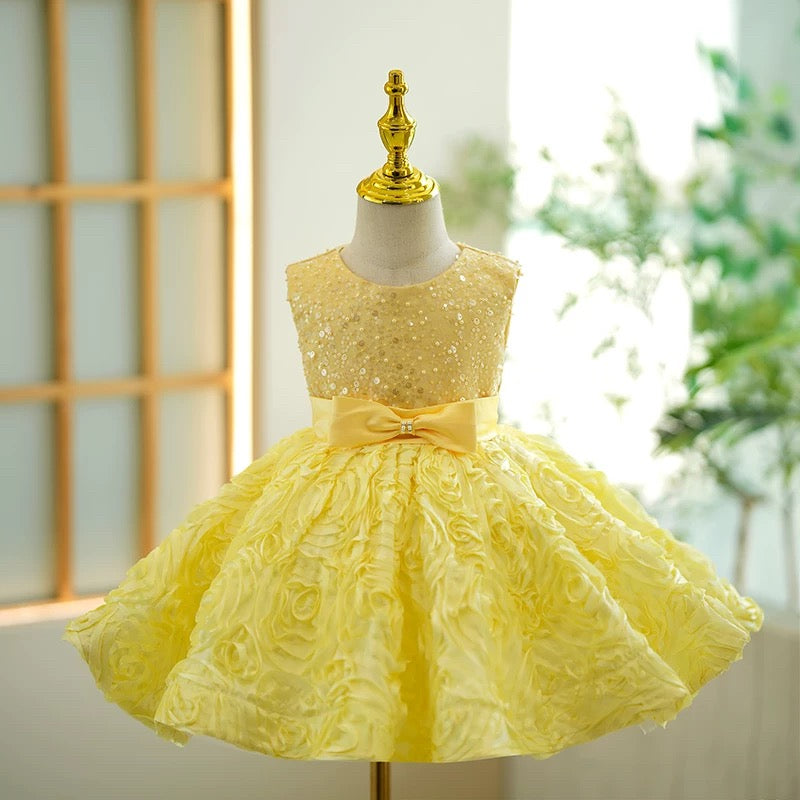 Gelbes, knielanges Babykleid mit Paillettenärmeln