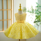 Gelbes, knielanges Babykleid mit Paillettenärmeln