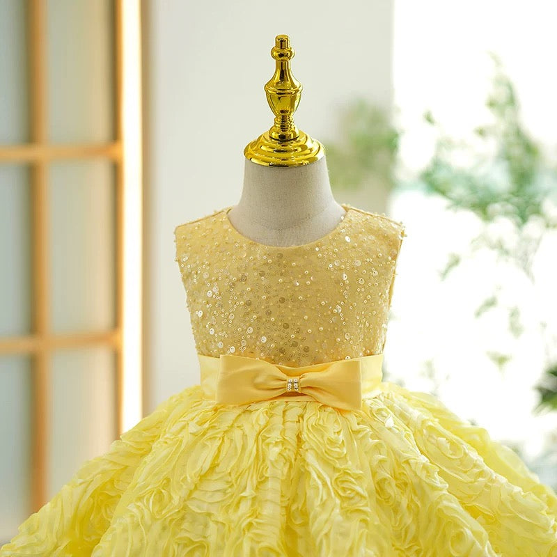 Gelbes, knielanges Babykleid mit Paillettenärmeln
