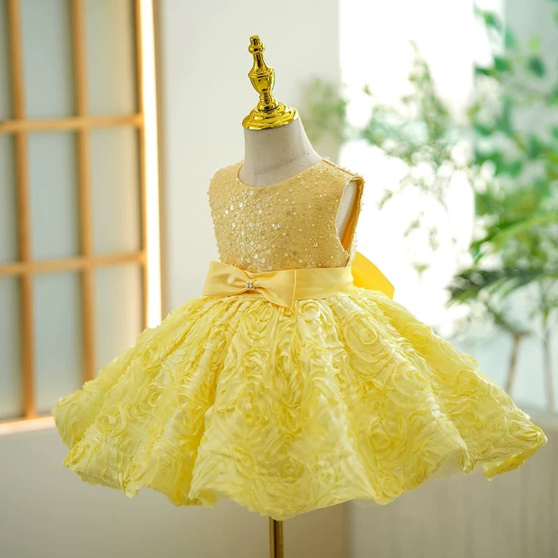 Gelbes, knielanges Babykleid mit Paillettenärmeln