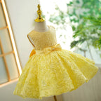 Gelbes, knielanges Babykleid mit Paillettenärmeln