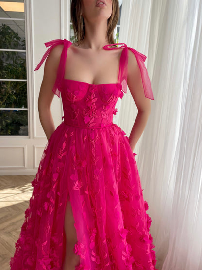 Kayleigh | Elegante vestido de fiesta fucsia de encaje con flores 3D y abertura en forma de A