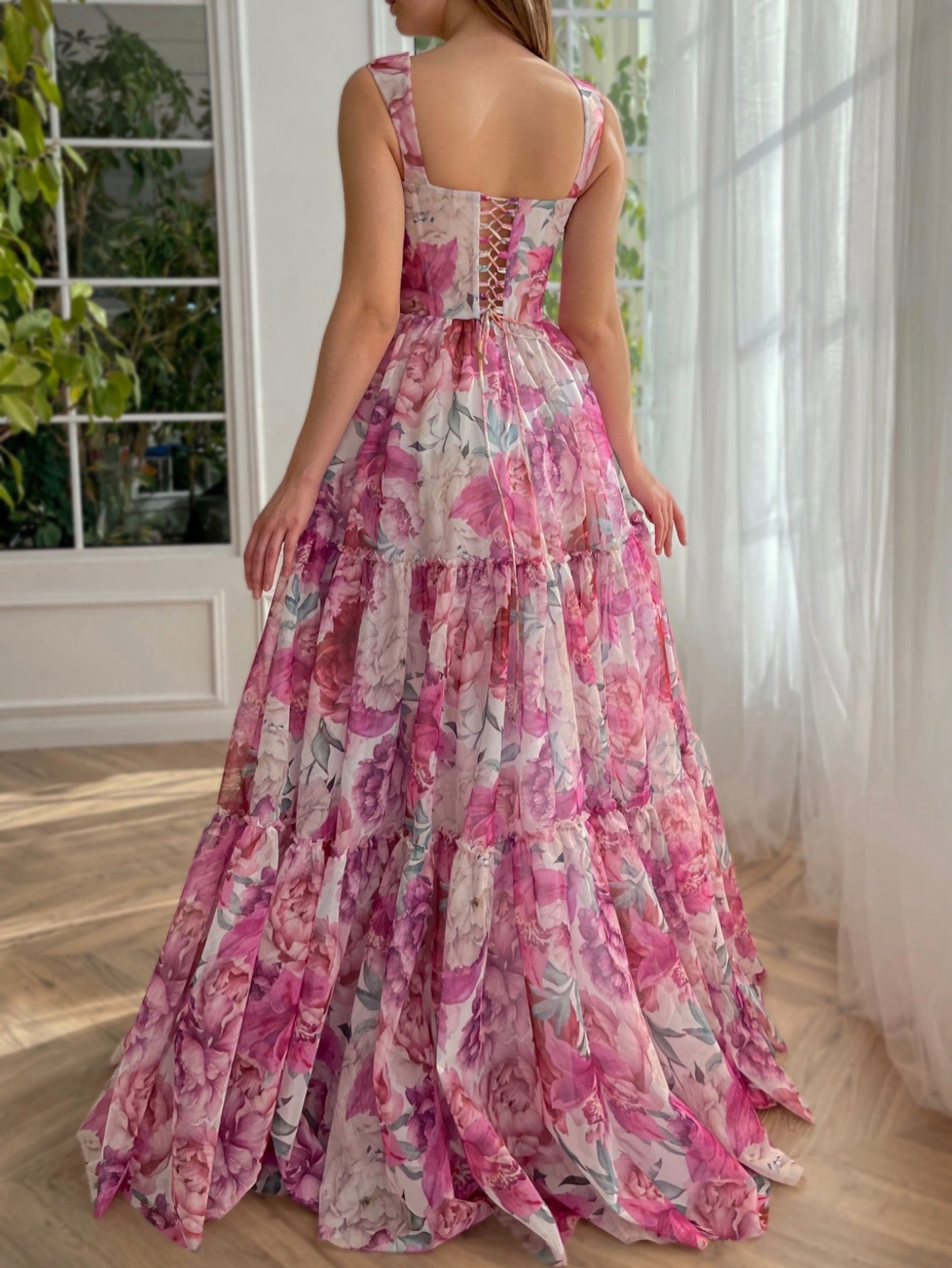 Langes rosa Ballkleid in A-Linie mit Blumenmuster 