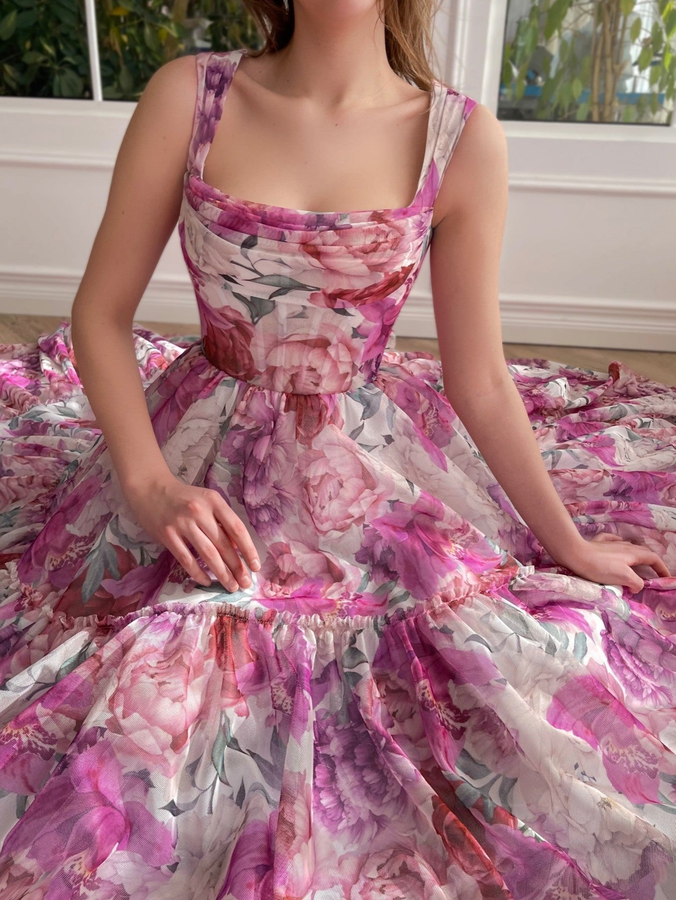 Langes rosa Ballkleid in A-Linie mit Blumenmuster 