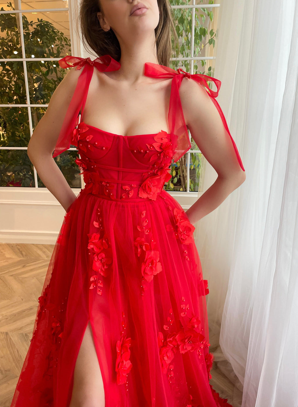 Cameron | Scharlachrotes A-Linien-Ballkleid mit 3D-Blumen und Schlitz