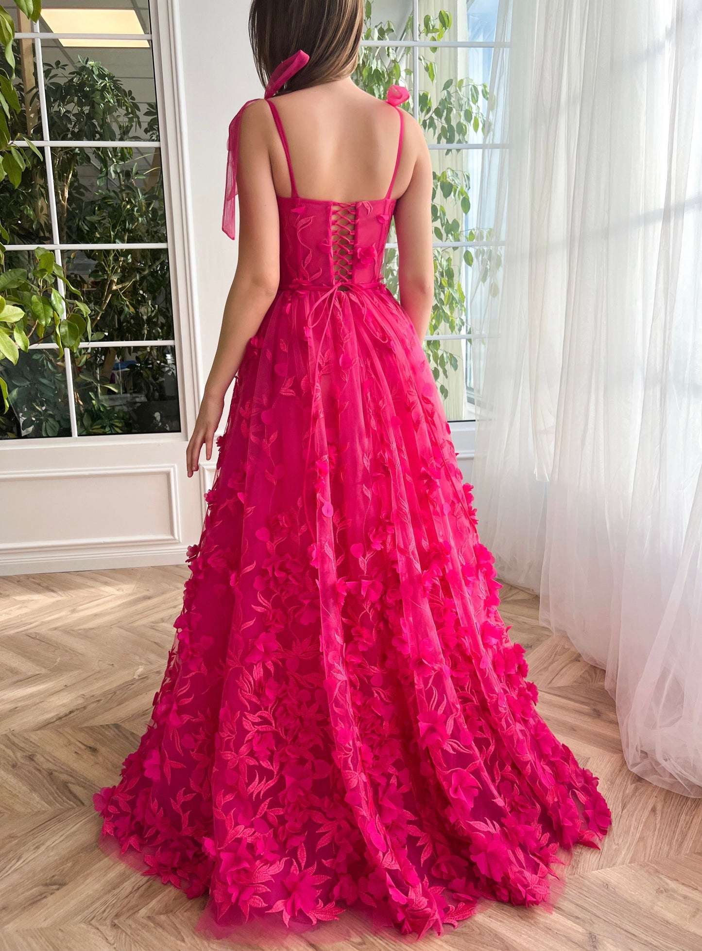 Kayleigh | Elegante vestido de fiesta fucsia de encaje con flores 3D y abertura en forma de A