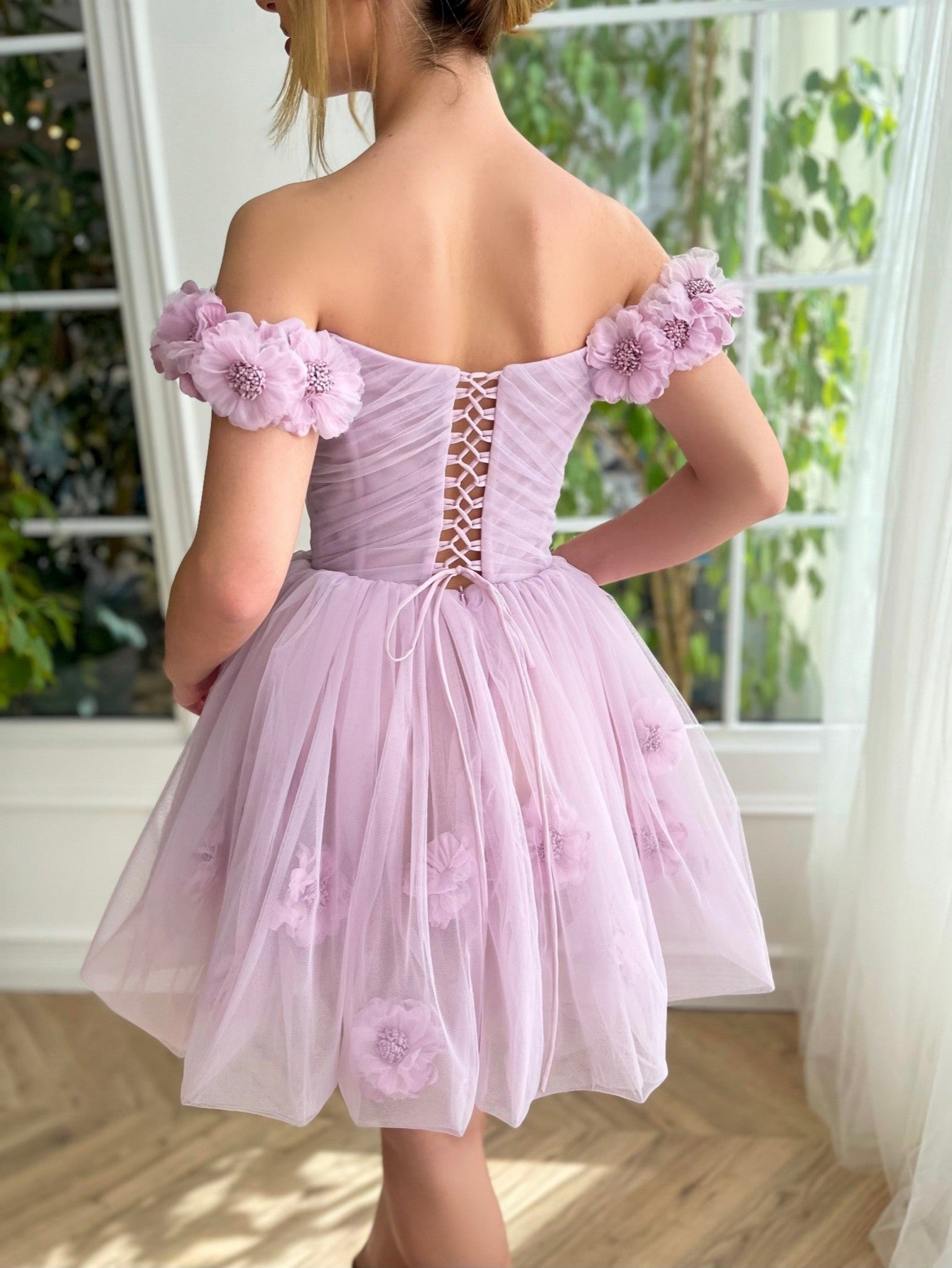 Rubí | Vestido de fiesta corto de tul sin tirantes y corsé color lila
