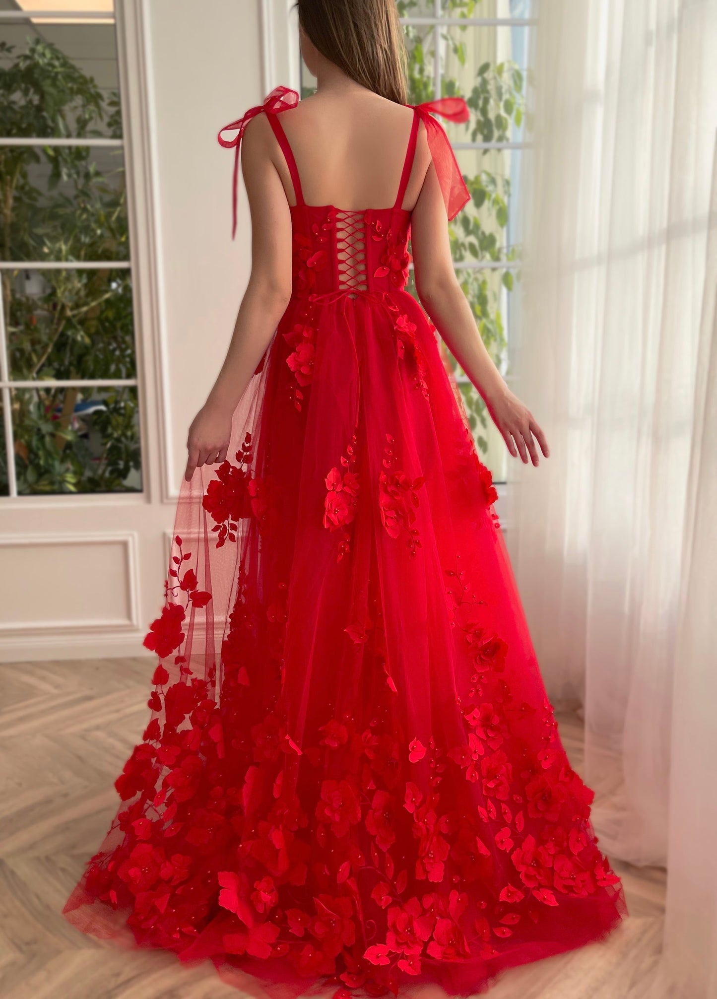 Cameron | Vestido de fiesta largo de encaje escarlata con corte en A y flores 3D con abertura