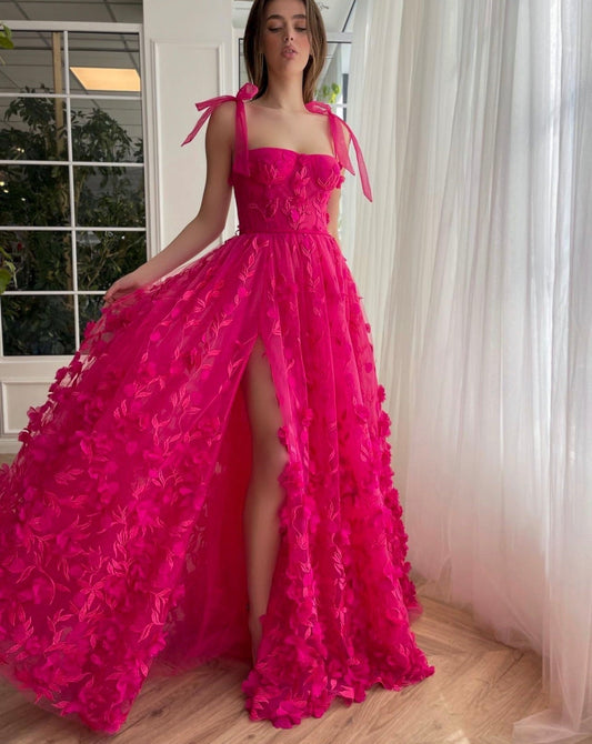 Kayleigh | Elegante vestido de fiesta fucsia de encaje con flores 3D y abertura en forma de A