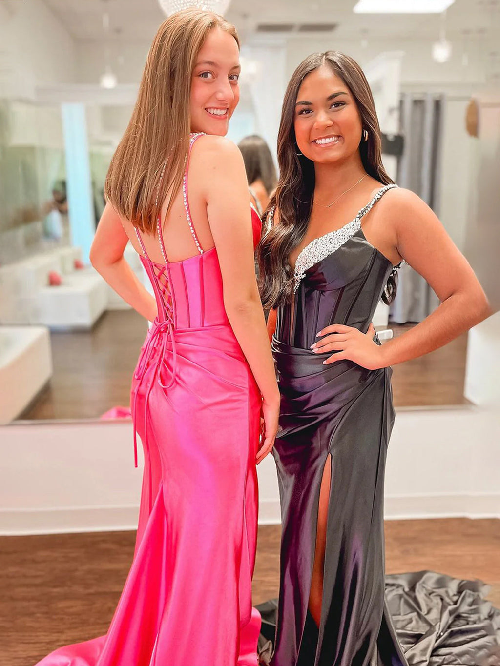 Ingris | Vestidos de fiesta largos de satén con escote en V y sirena fucsia con cuentas