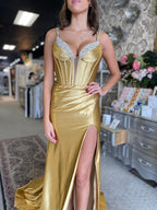 Ingris | Vestidos de fiesta largos de satén con escote en V y sirena fucsia con cuentas