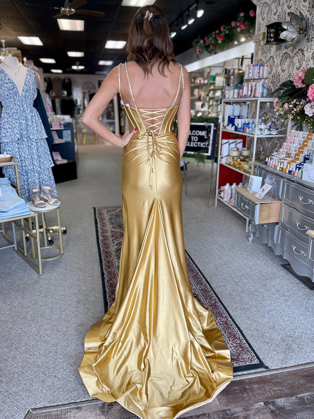 Ingris | Vestidos de fiesta largos de satén con escote en V y sirena fucsia con cuentas