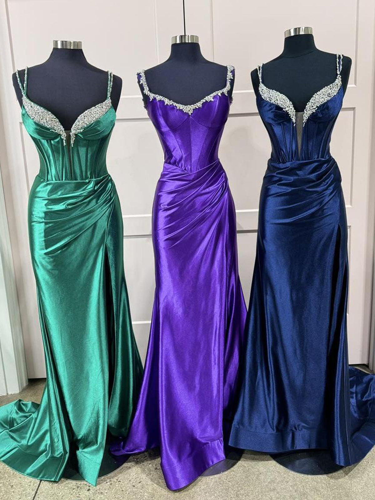 Ingris | Vestidos de fiesta largos de satén con escote en V y sirena fucsia con cuentas