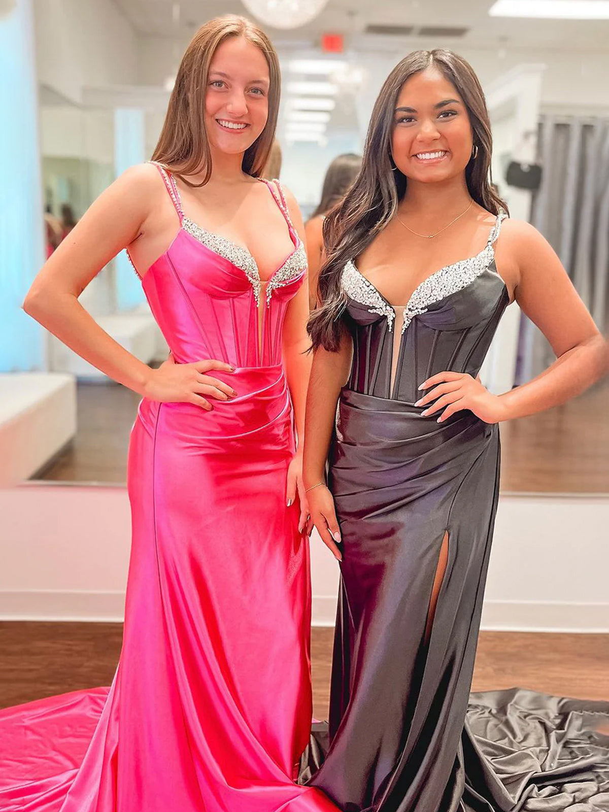 Ingris | Vestidos de fiesta largos de satén con escote en V y sirena fucsia con cuentas