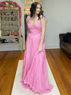 Iona | Vestido de fiesta largo de gasa plisada rosa con corte en A