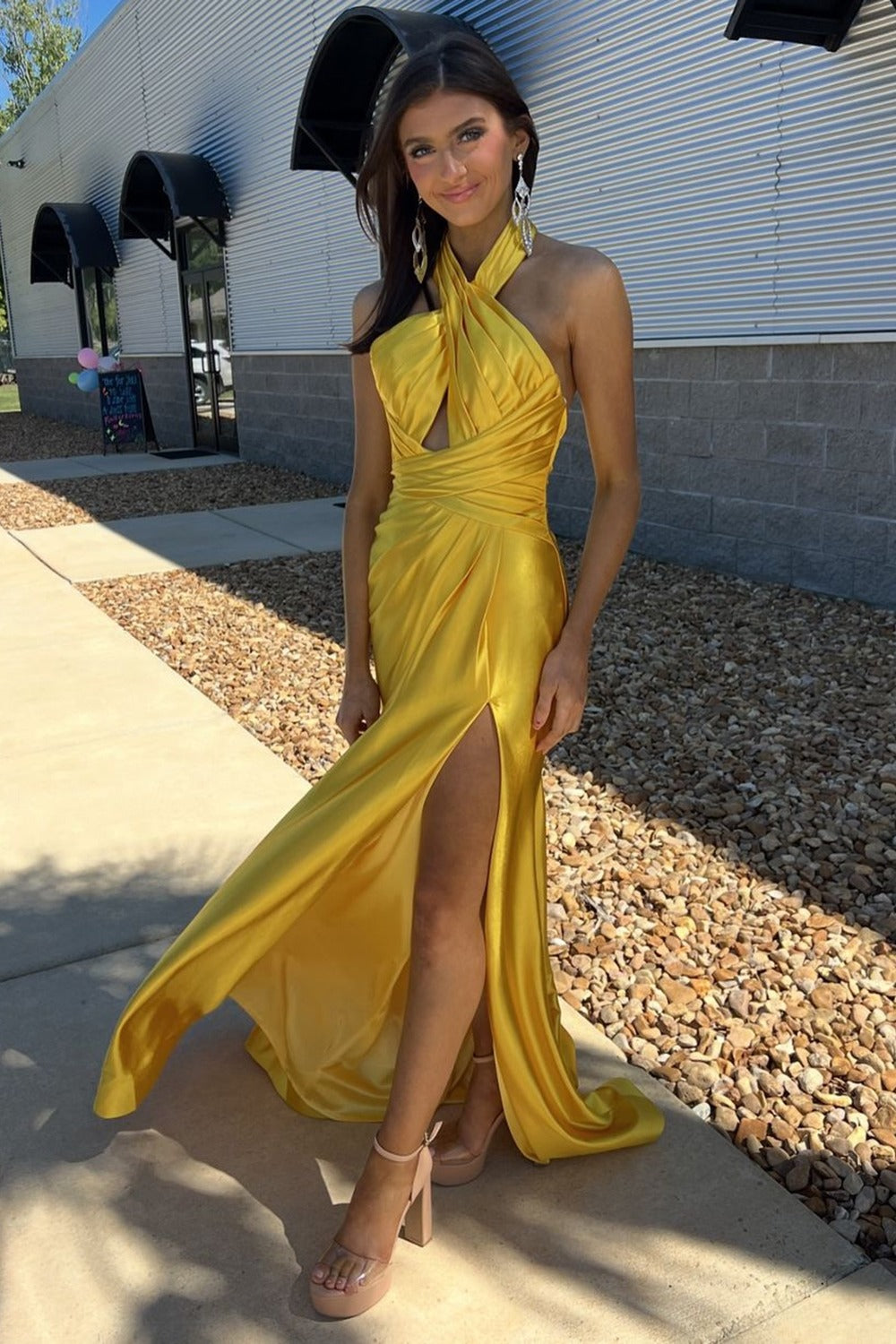 Iras | Vestido de fiesta largo de sirena con escote halter y abertura en satén amarillo