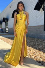 Iras | Vestido de fiesta largo de sirena con escote halter y abertura en satén amarillo