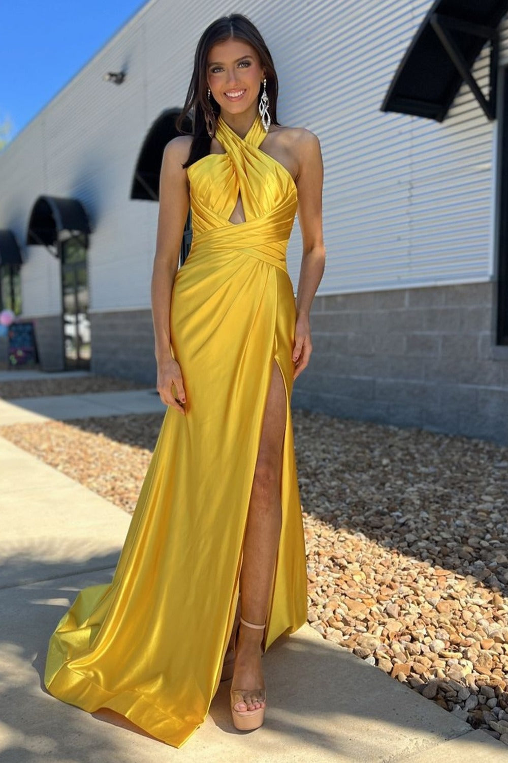 Iras | Vestido de fiesta largo de sirena con escote halter y abertura en satén amarillo