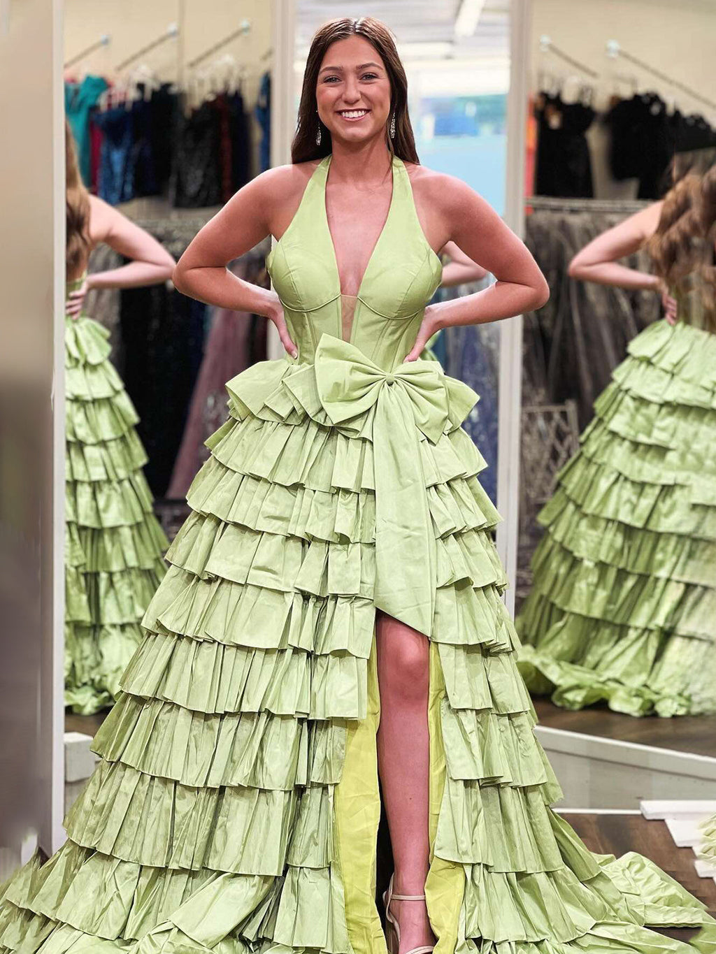 Iridium | Vestido de fiesta largo de satén azul con volantes, corte A y cuello halter, abertura
