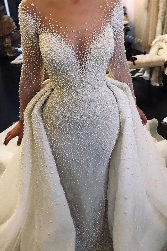 Elfenbeinfarbenes Brautkleid mit langen Ärmeln, Schleppe, V-Ausschnitt und Knöpfen und vollständig mit Perlen besetzt 