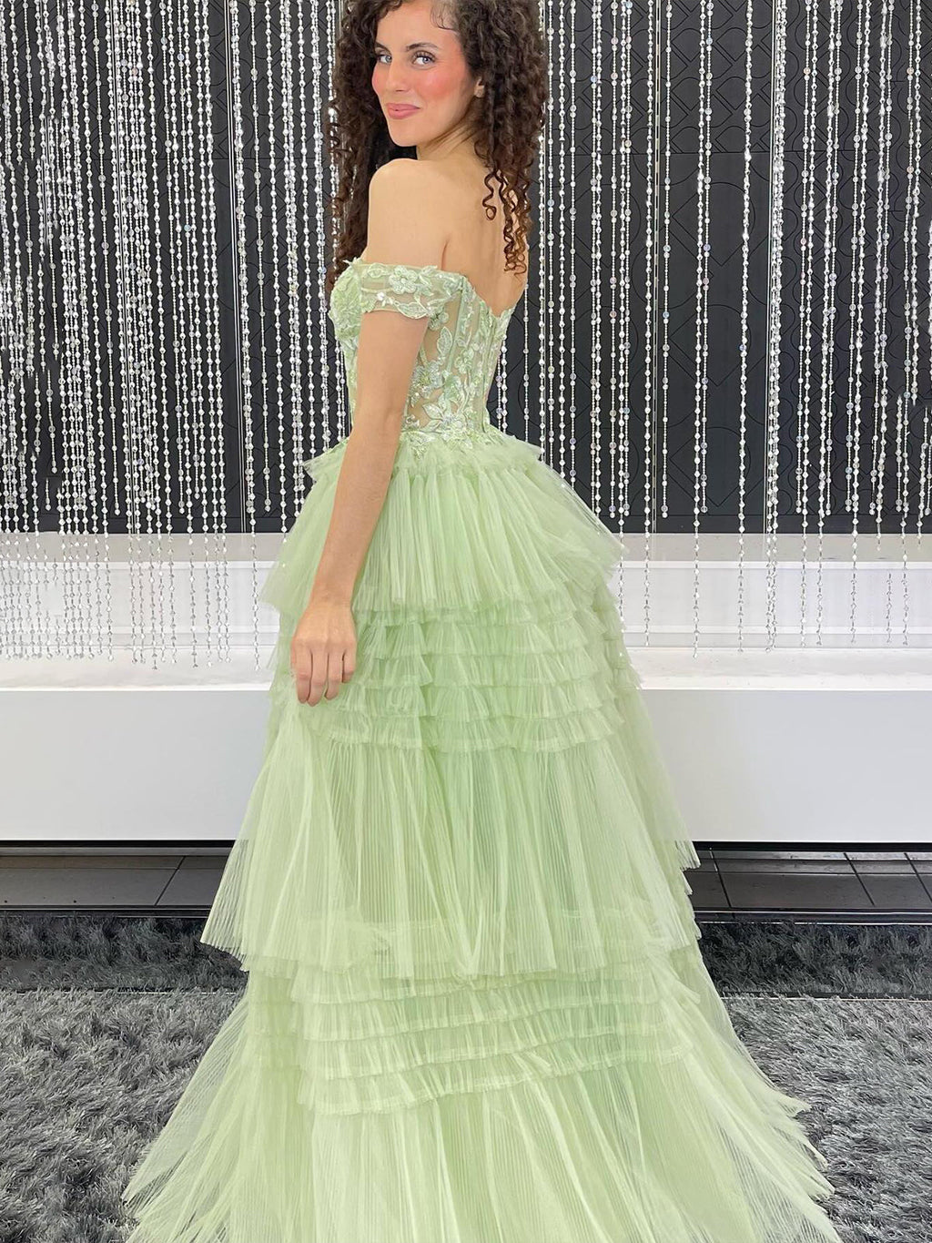 Jara | Vestido de fiesta de tul azul claro con hombros descubiertos y apliques