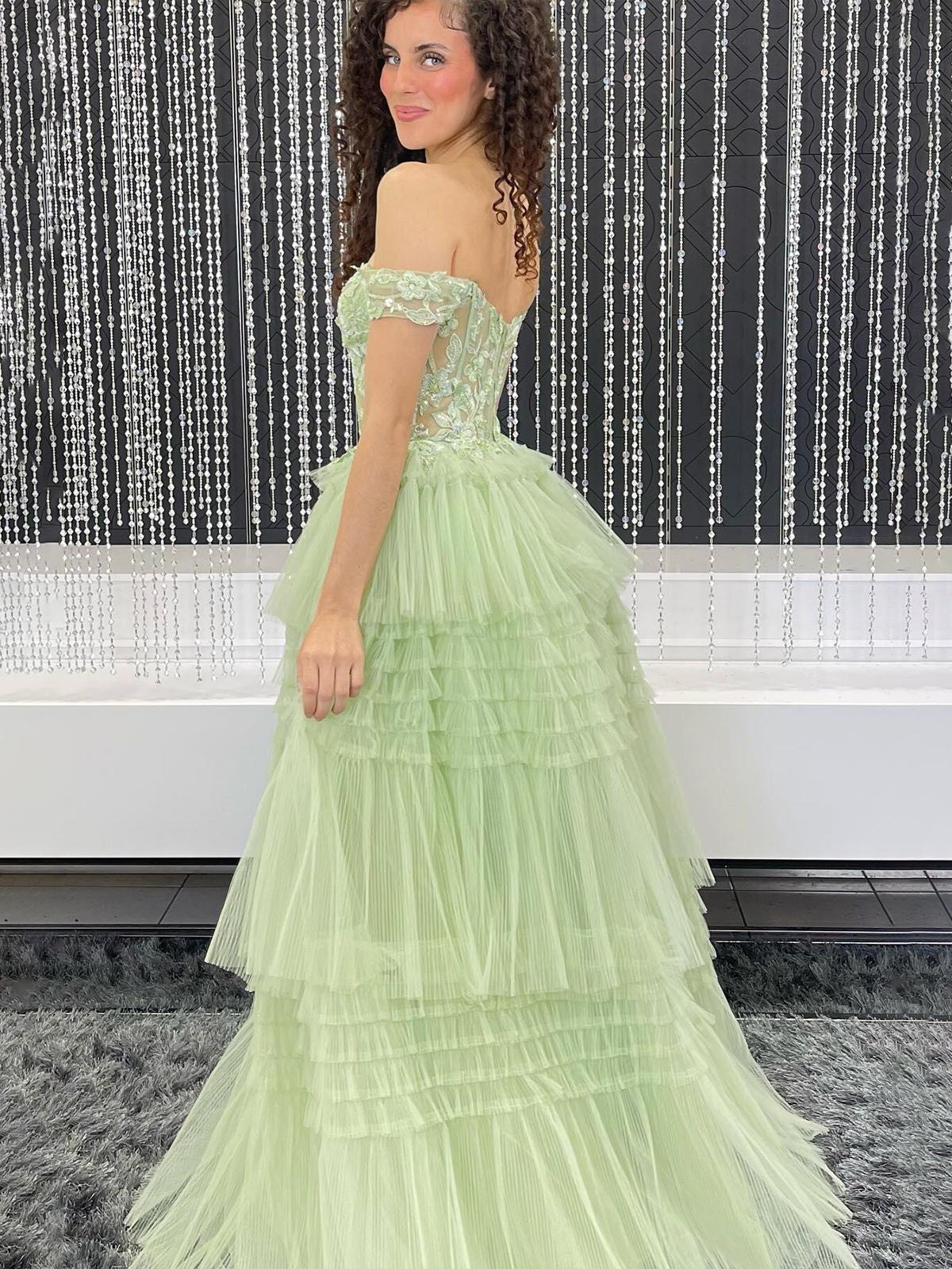 Jara | Vestido de fiesta de tul azul claro con hombros descubiertos y apliques