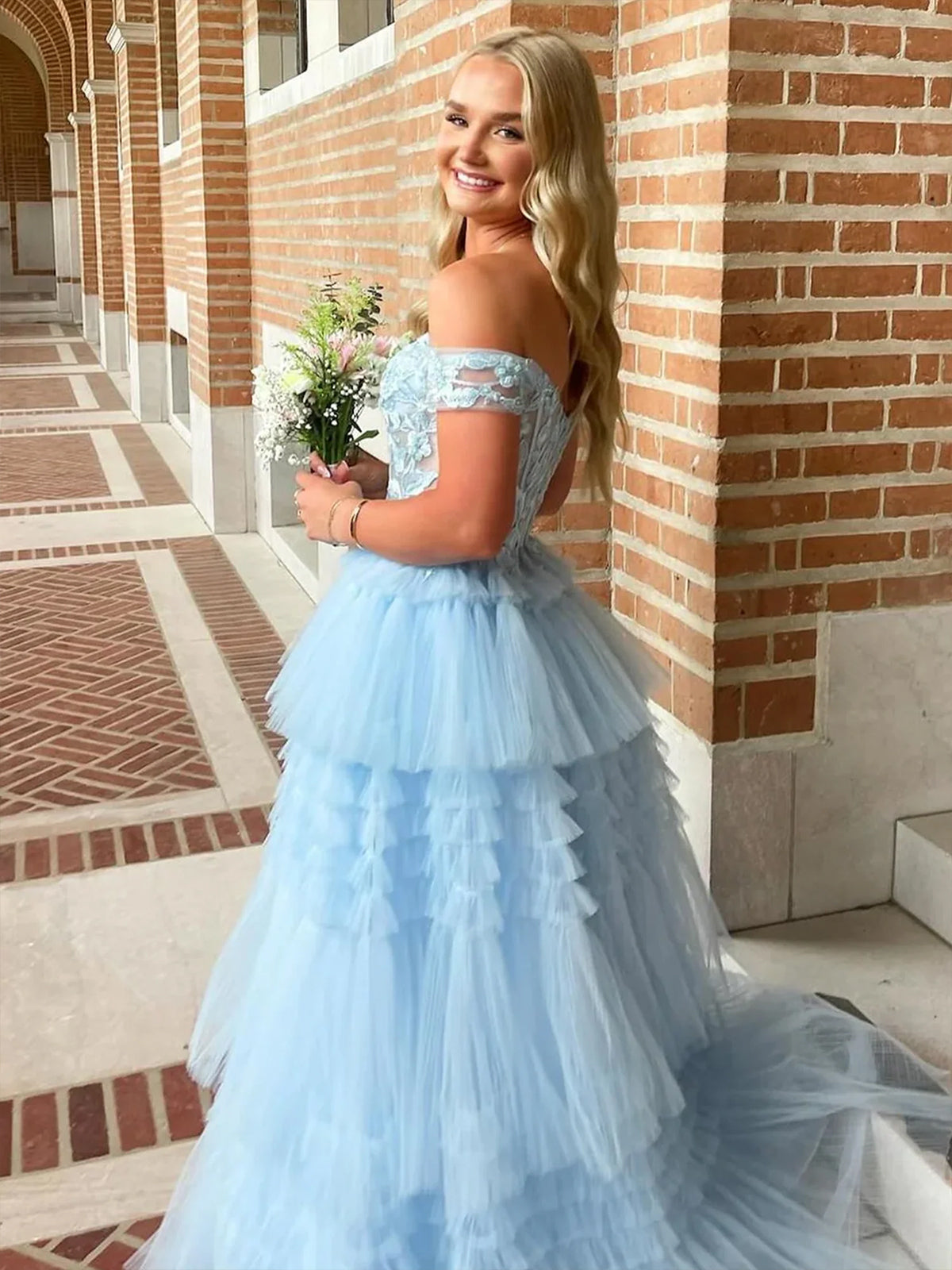 Jara | Vestido de fiesta de tul azul claro con hombros descubiertos y apliques