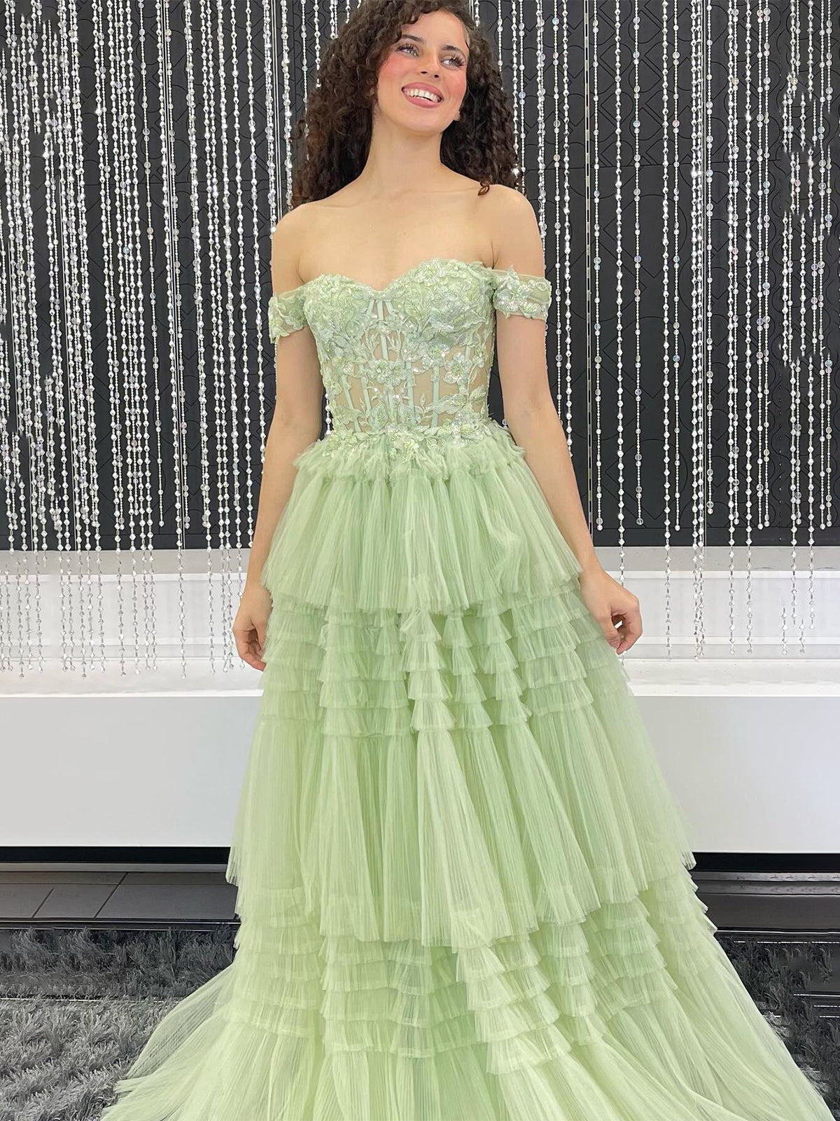 Jara | Vestido de fiesta de tul azul claro con hombros descubiertos y apliques