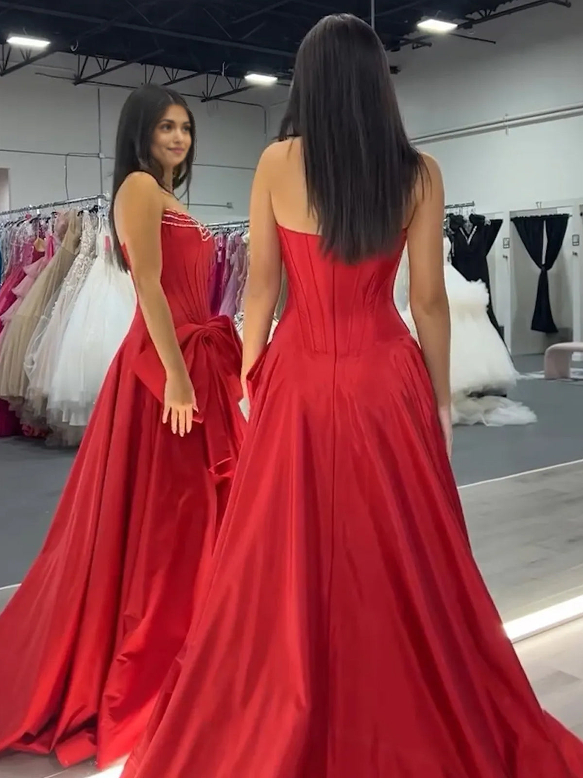 Jhenee | Trendiges rotes trägerloses A-Linien-Satin-Ballkleid mit Korsett und Schleife