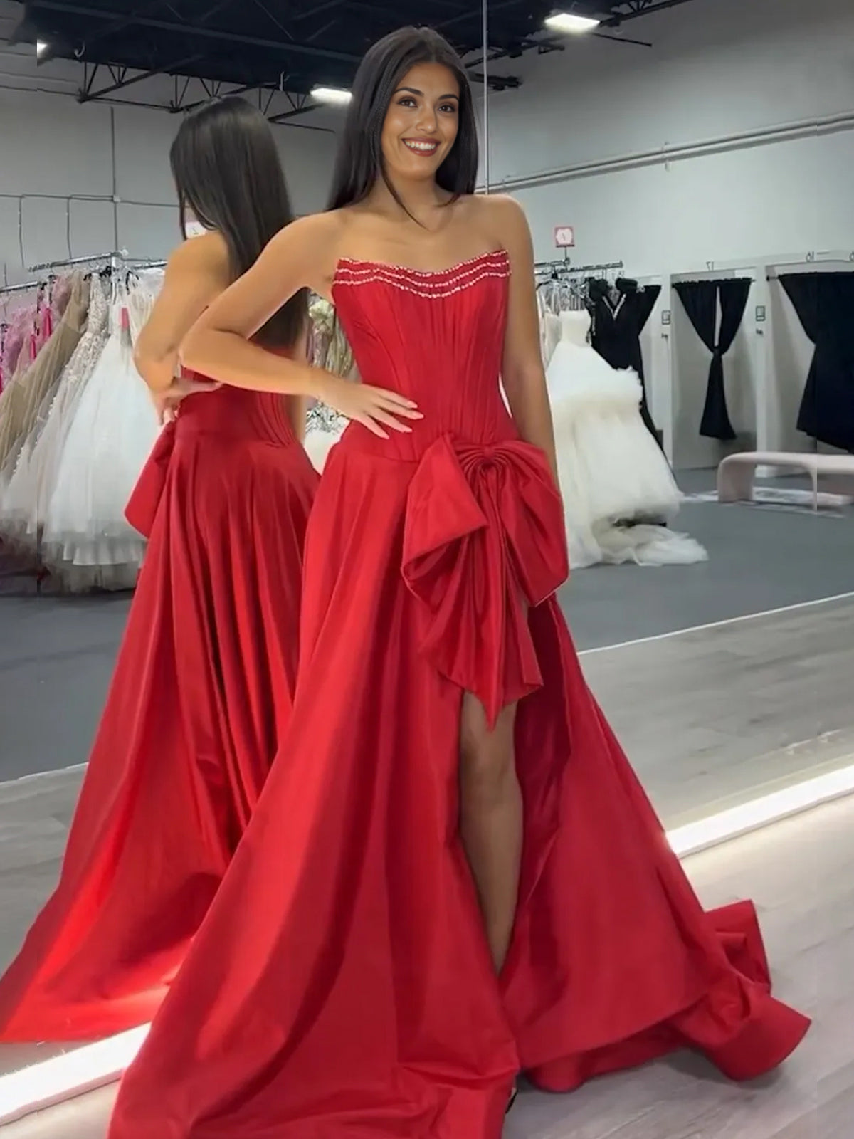 Jhenee | Trendiges rotes trägerloses A-Linien-Satin-Ballkleid mit Korsett und Schleife
