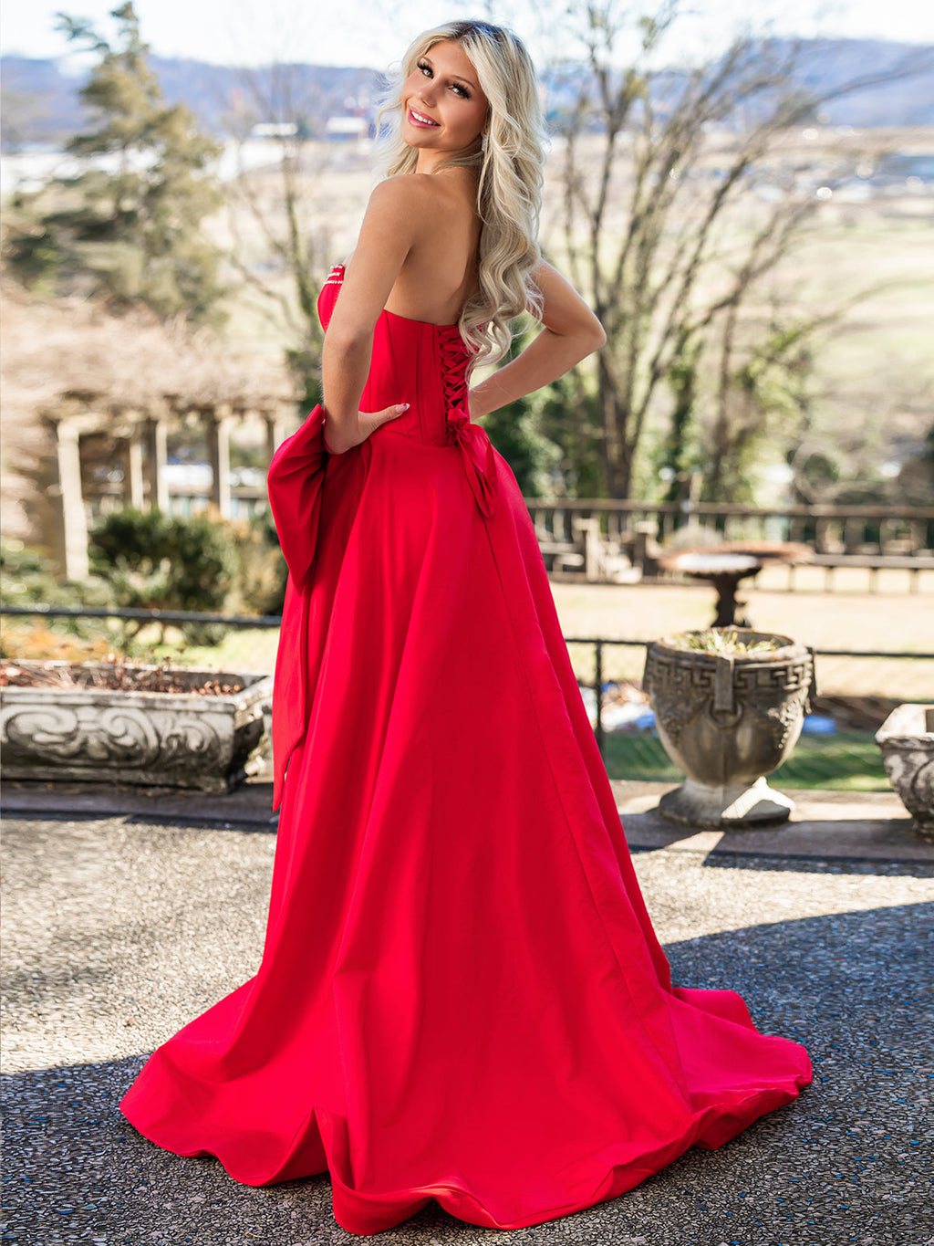 Jhenee | Trendiges rotes trägerloses A-Linien-Satin-Ballkleid mit Korsett und Schleife