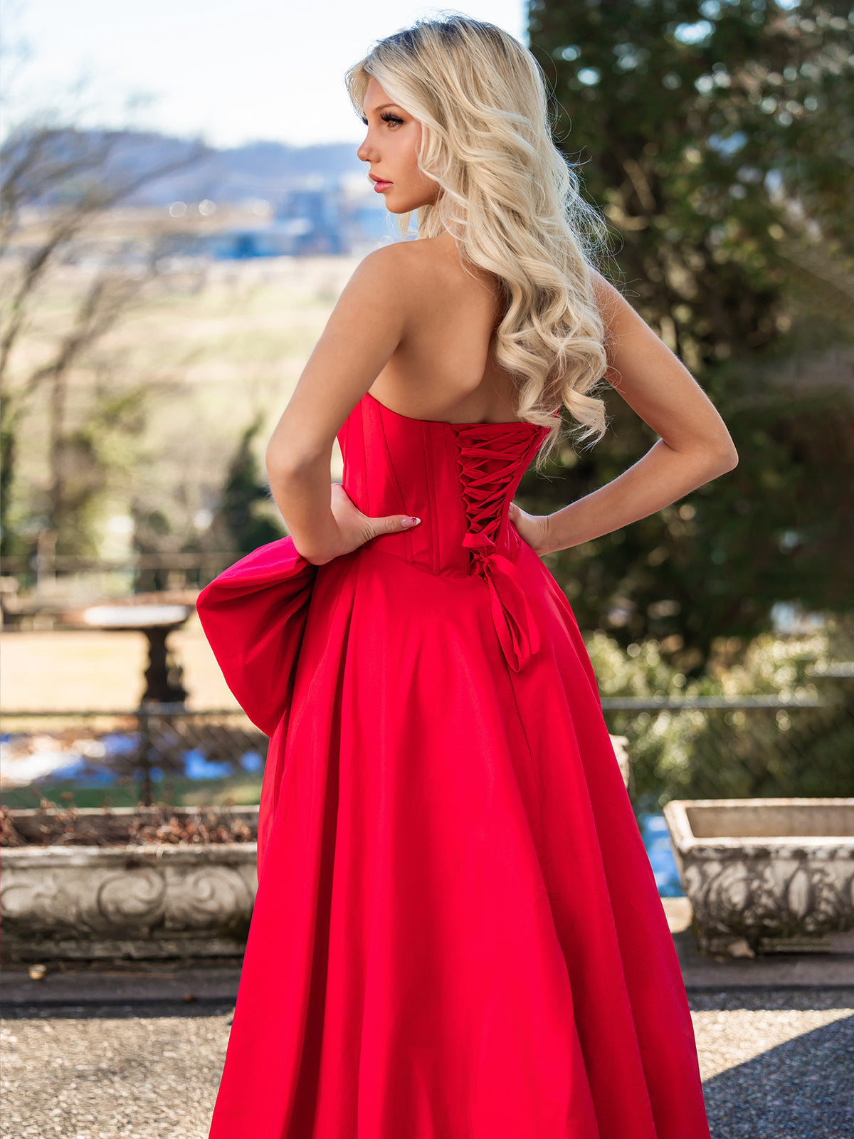 Jhenee | Trendiges rotes trägerloses A-Linien-Satin-Ballkleid mit Korsett und Schleife