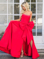 Jhenee | Trendiges rotes trägerloses A-Linien-Satin-Ballkleid mit Korsett und Schleife
