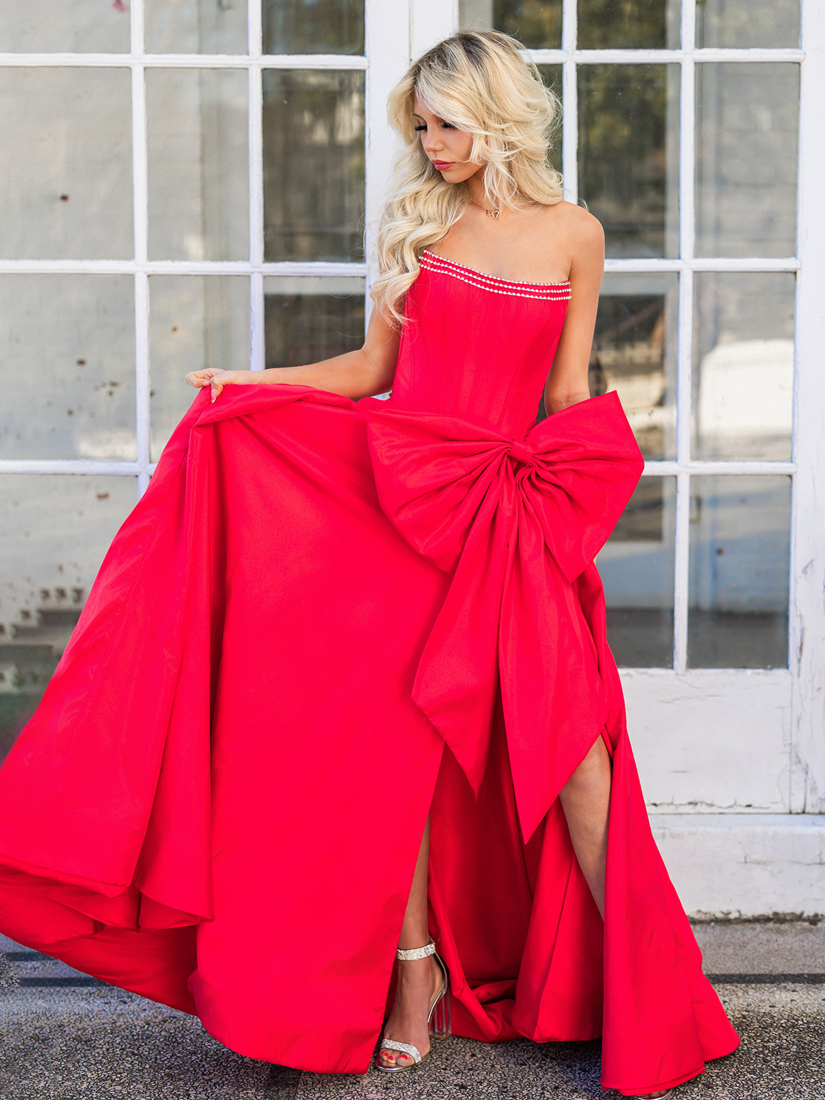 Jhenee | Trendiges rotes trägerloses A-Linien-Satin-Ballkleid mit Korsett und Schleife