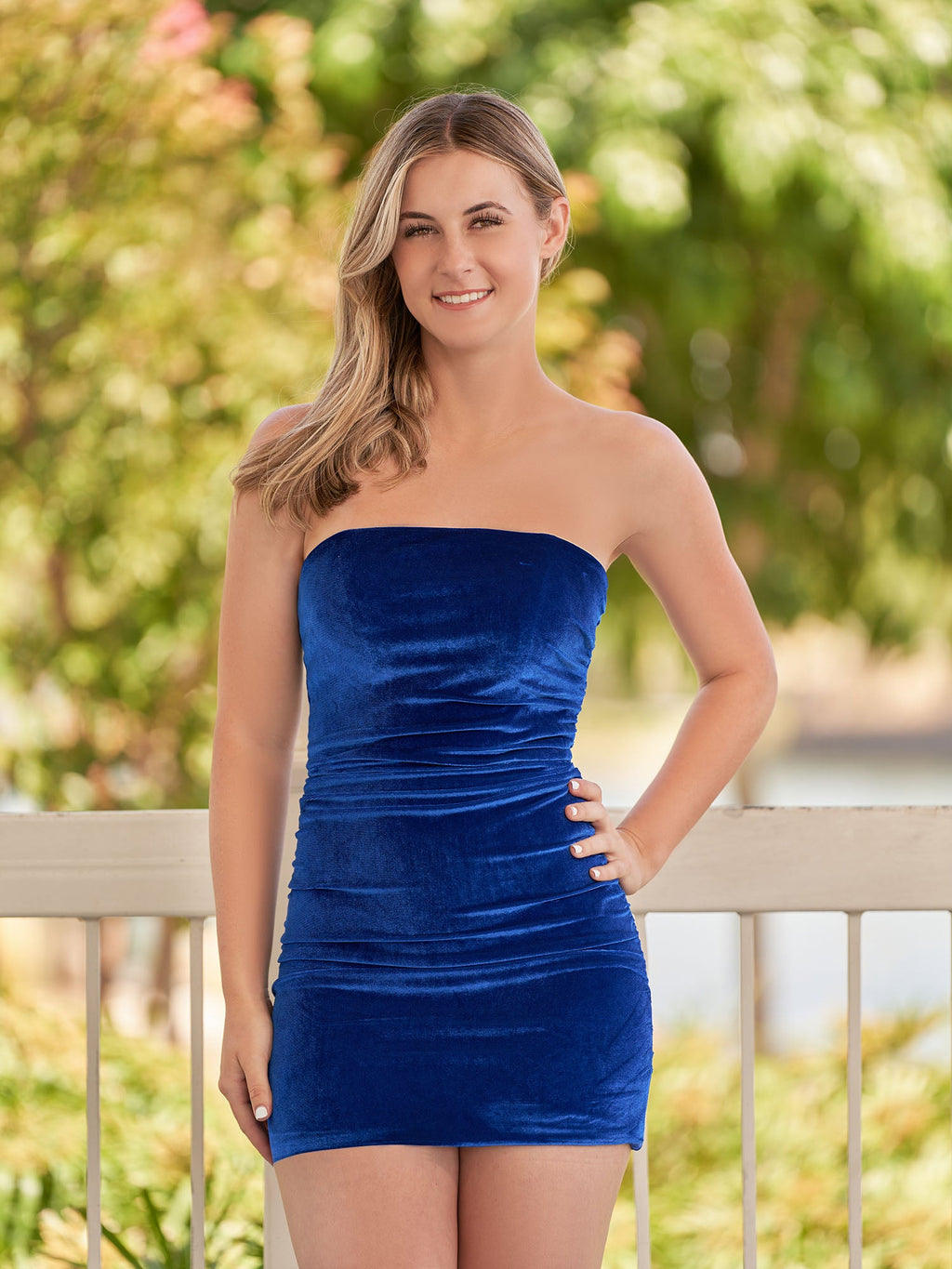 Juliana | Vestidos de fiesta de terciopelo azul rey, ajustados y sin tirantes