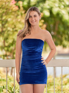 Juliana | Vestidos de fiesta de terciopelo azul rey, ajustados y sin tirantes