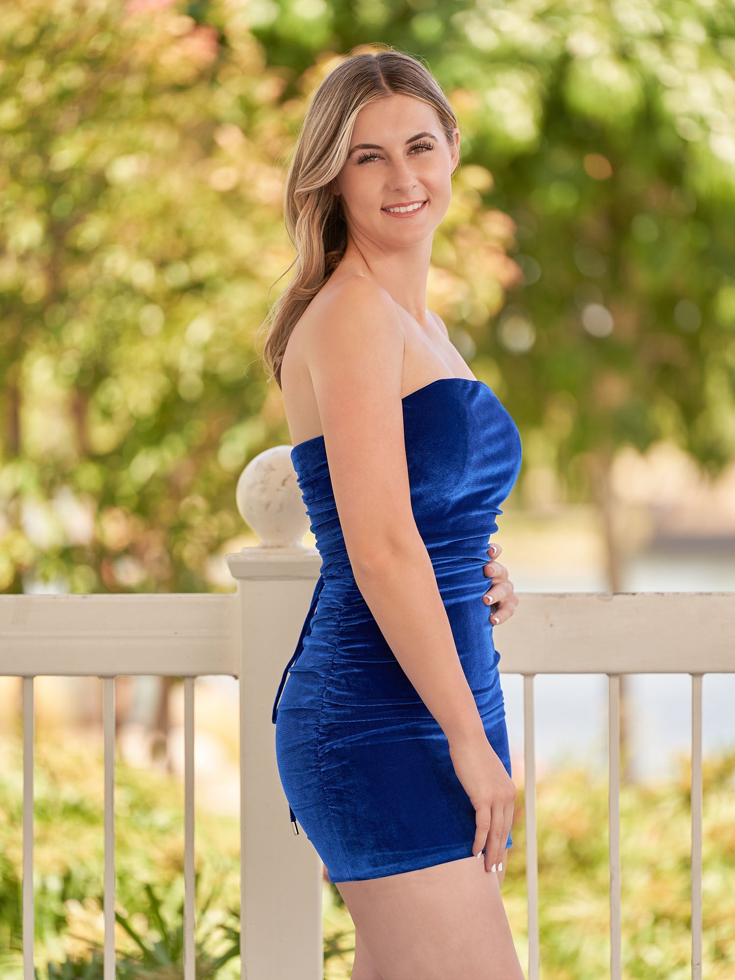 Juliana | Vestidos de fiesta de terciopelo azul rey, ajustados y sin tirantes