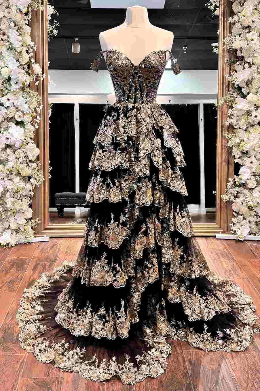 Kaira | Vestido de fiesta largo con lentejuelas y hombros descubiertos en dorado con abertura