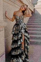 Kaira | Vestido de fiesta largo con lentejuelas y hombros descubiertos en dorado con abertura