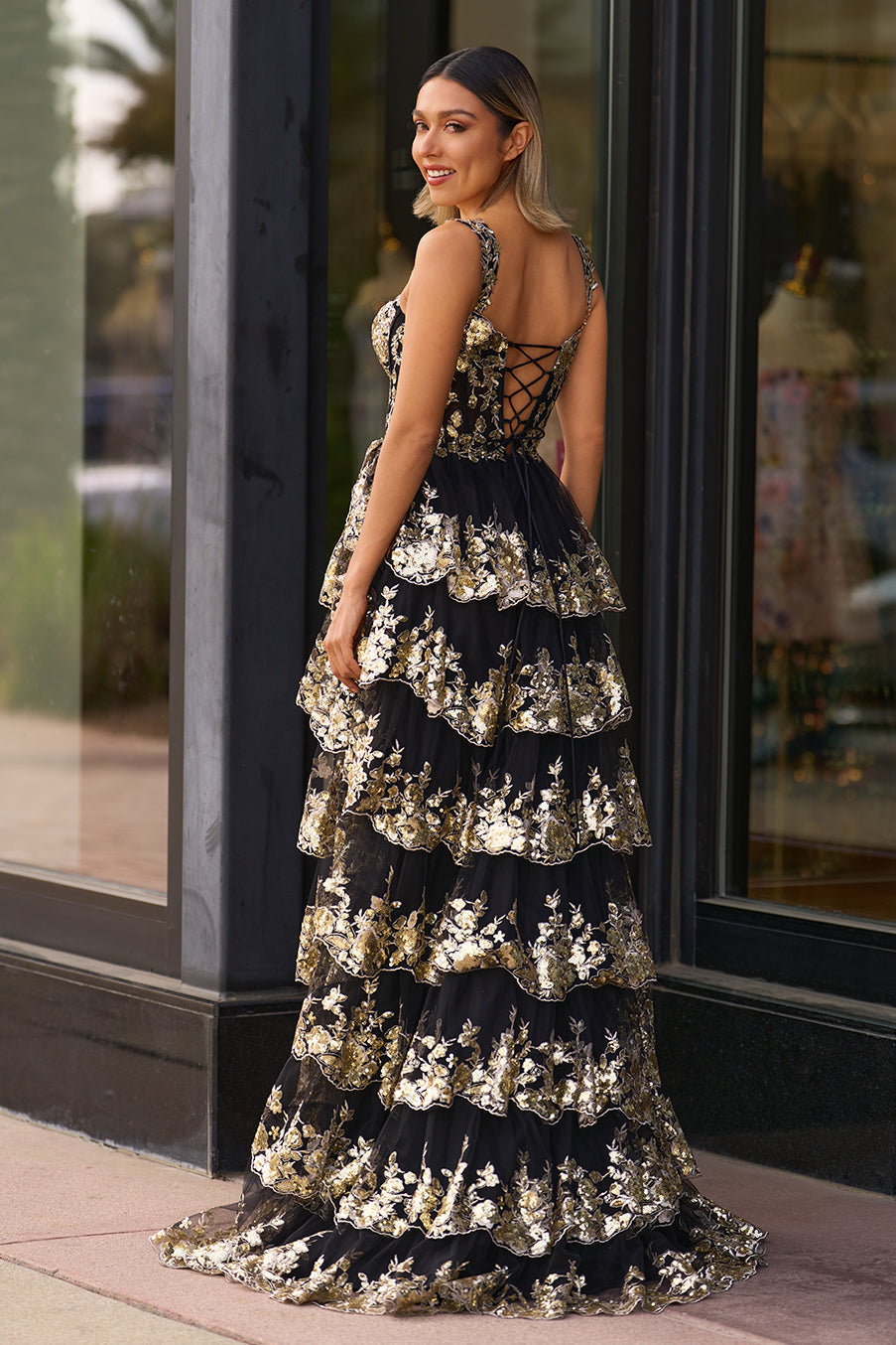 Kaira | Vestido de fiesta largo con lentejuelas y hombros descubiertos en dorado con abertura