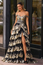 Kaira | Vestido de fiesta largo con lentejuelas y hombros descubiertos en dorado con abertura