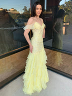 Kalel | Vestido de fiesta con volantes y encaje rojo con mangas frías de sirena