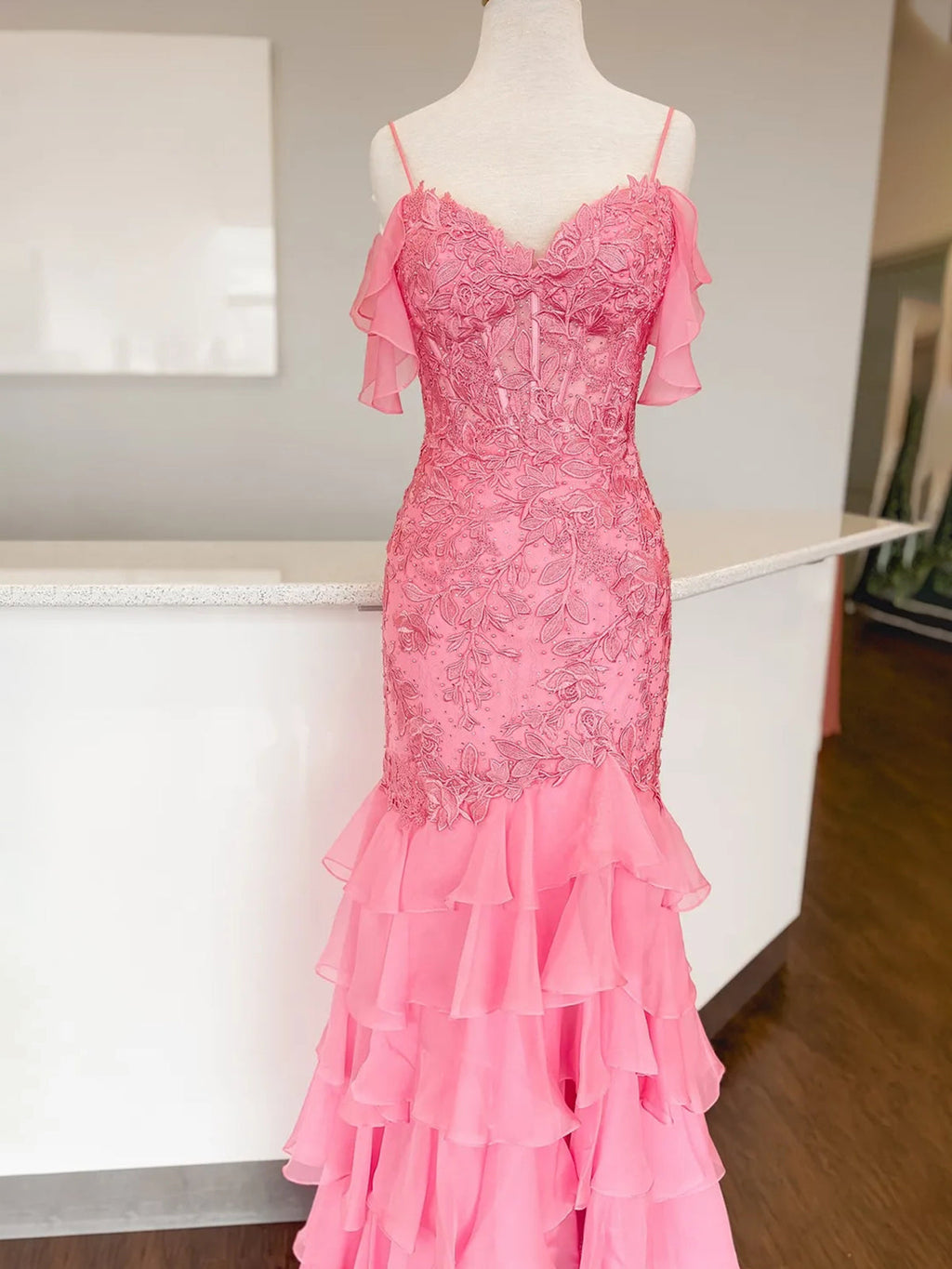 Kalel | Vestido de fiesta con volantes y encaje rojo con mangas frías de sirena
