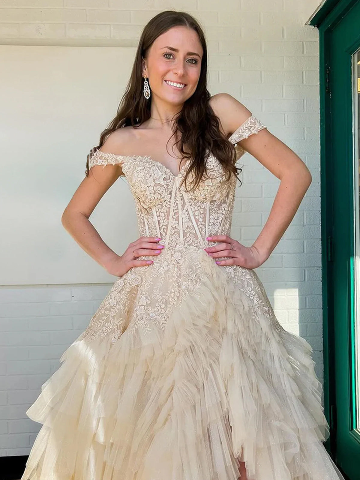 Kashi | Vestido de fiesta de tul con hombros descubiertos y apliques color champán